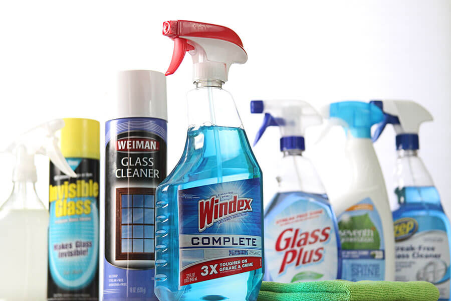 Premium Photo Man washing and cleaning window at home housework