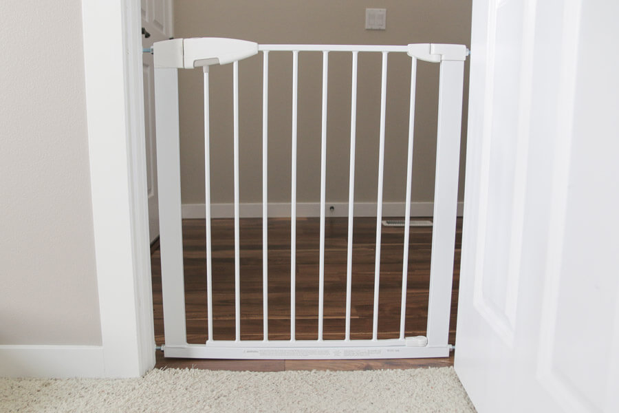 Hallways and Doors W Munchkin Wood & Steel Pressure Mount Baby Gate for Stairs 