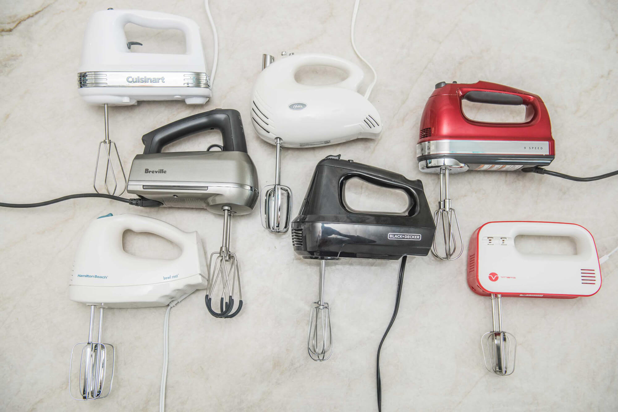 This Intuitive Hand Mixer Practically Does the Baking for You