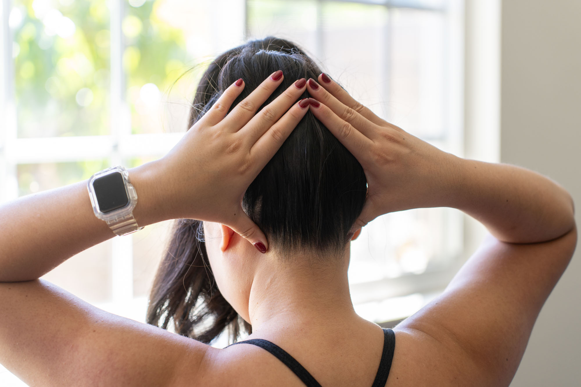 hands lifting head up