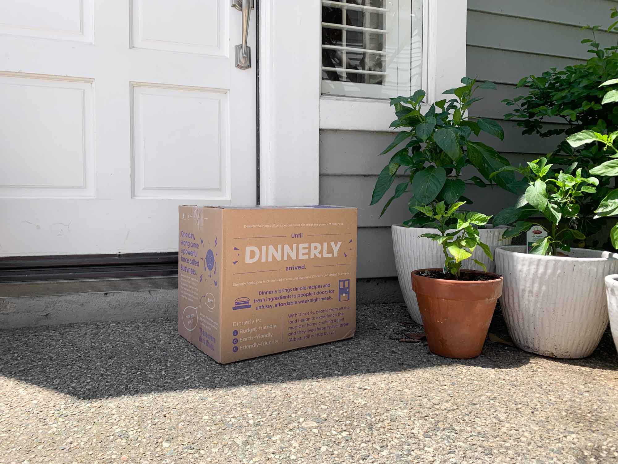 Dinnerly box at a doorstep