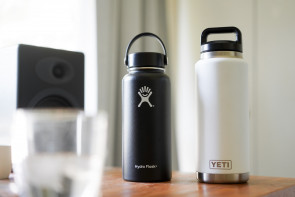 Frasco hidráulico junto a botellas aisladas con Yeti