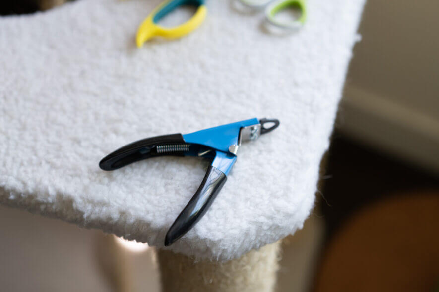 Resco guillotine style pet nail clipper