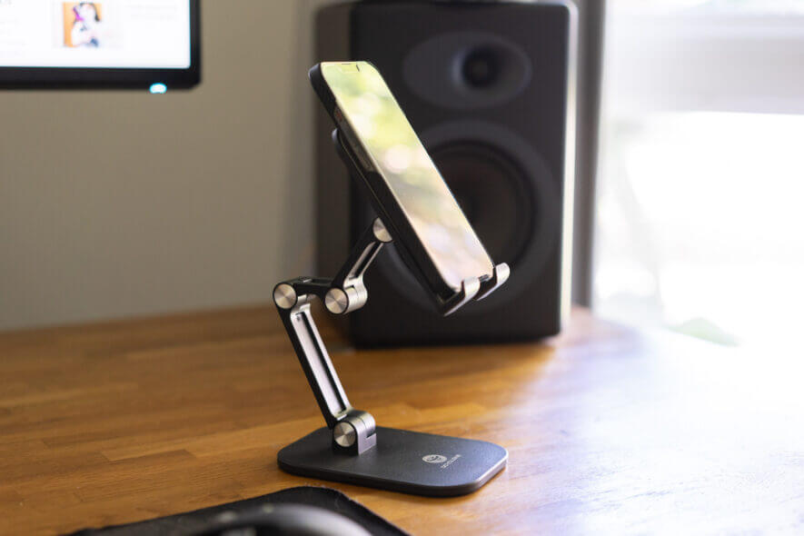 Ocyclone cell phone stand